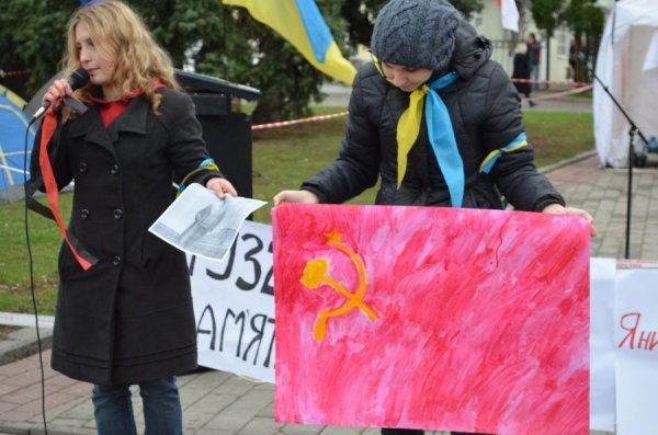 У Луцьку палили символіку СРСР. ФОТО