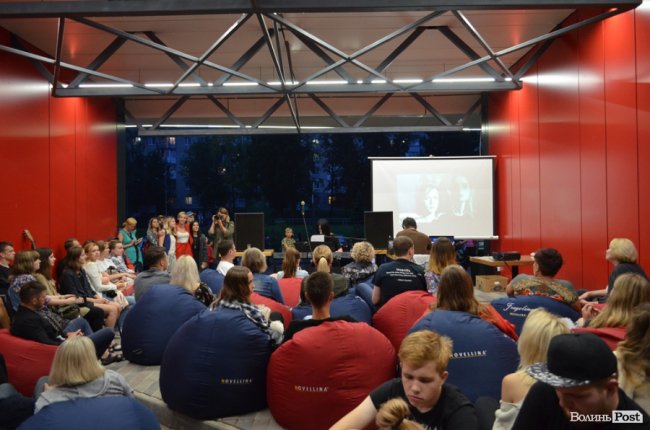 Атмосферно і затишно: у Луцьку співали в пам'ять про Скрябіна. ФОТО