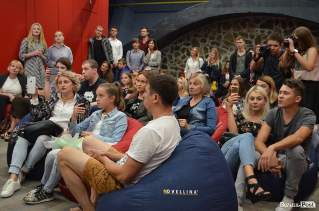 Атмосферно і затишно: у Луцьку співали в пам'ять про Скрябіна. ФОТО