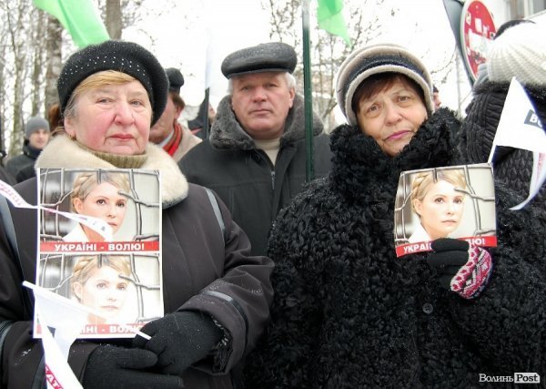 У Луцьку 22 січня пікетували прокуратуру, вимагаючи звільнити політичних в’язнів – Юлію Тимошенко і Юрія Луценка