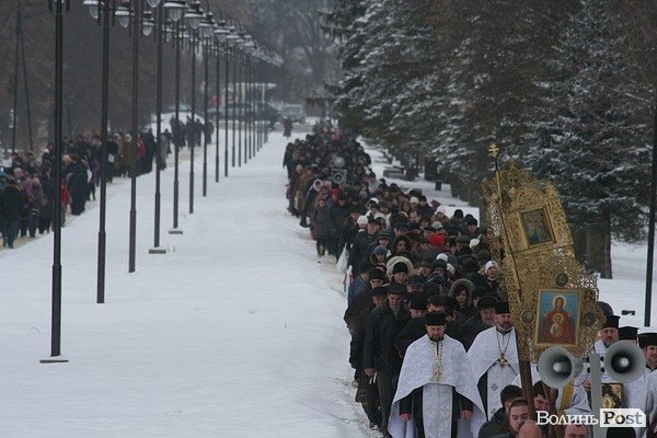 19 січня, на Водохреще прихожани йдуть до берега Стиру