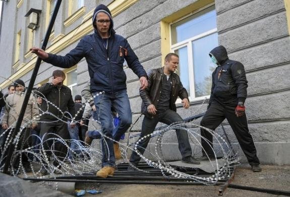 Як «туристи Путіна» захоплювали адмінбудівлі на сході України. ФОТО