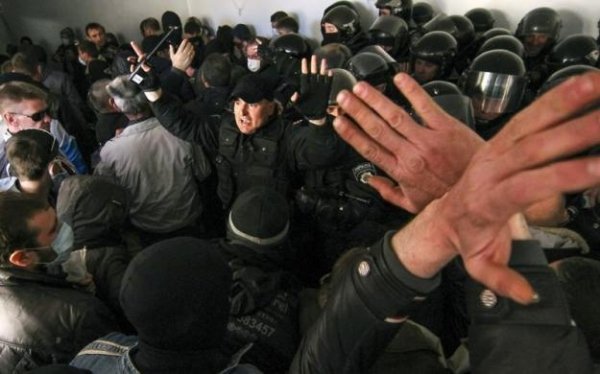 Як «туристи Путіна» захоплювали адмінбудівлі на сході України. ФОТО