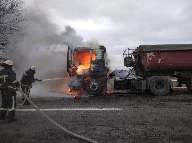 На волинській трасі загорілась вантажівка: кабіна згоріла вщент. ФОТО