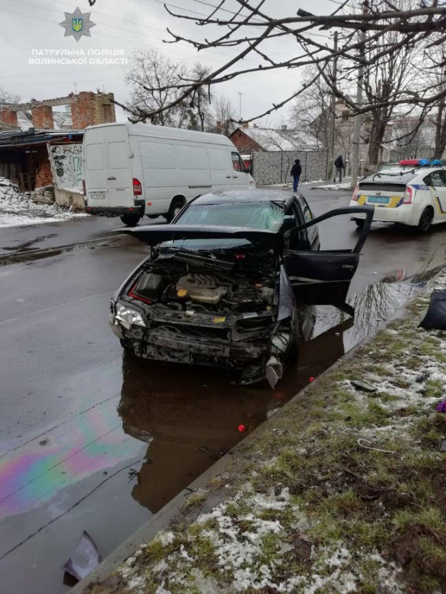 У Луцьку автомобіль врізався в дерево: водія госпіталізували. ФОТО