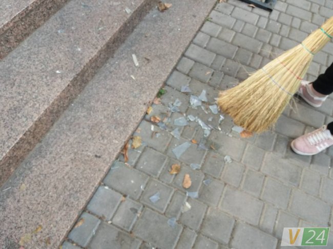 У центрі Луцька злодійка розбила вікно у магазині і втекла. ФОТО