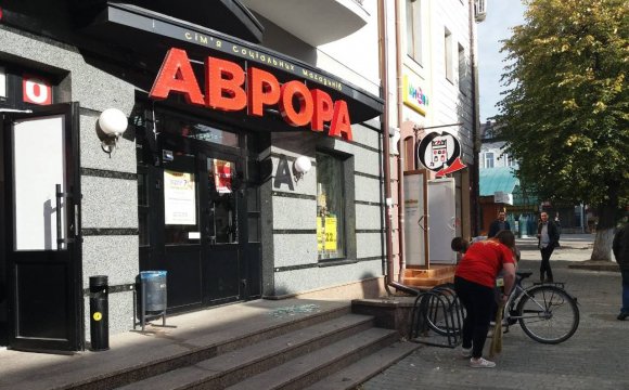 У центрі Луцька злодійка розбила вікно у магазині і втекла. ФОТО