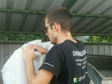 Викидав будівельне сміття у контейнери: у Старому місті у Луцьку спіймали порушника