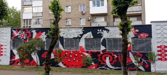 На Волині бібліотеку «одягнули» у вишиванку. ФОТО