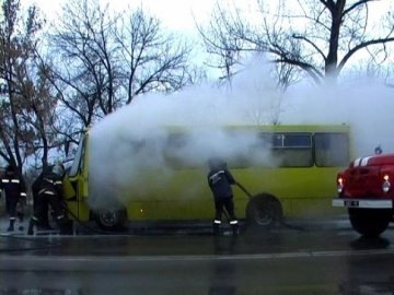 У Луганську горіла маршрутка з пасажирами. ВІДЕО