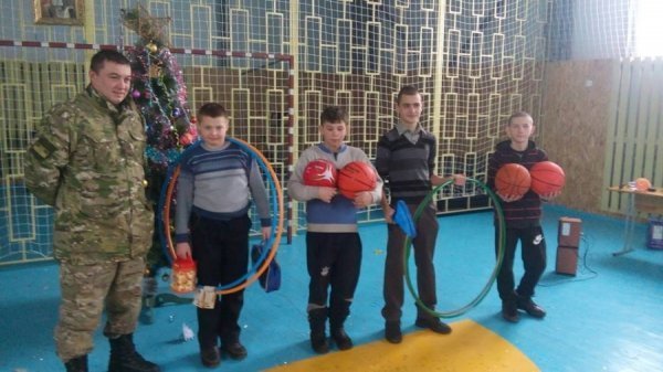 Луцькі прикордонники подарували інтернату спортивний інвентар