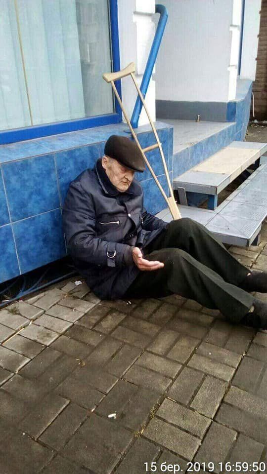 У Луцьку муніципали врятували дідуся, якому стало зле біля аптеки. ФОТО