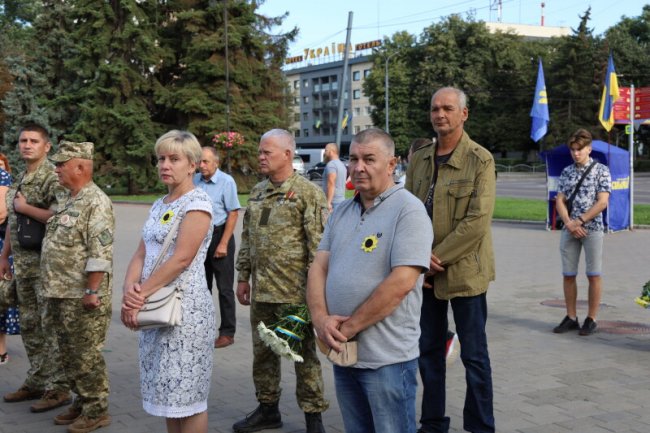 Із соняшниками в руках та зі сльозами на очах: як лучани вшанували пам’ять загиблих в АТО/ООС захисників України. ФОТО 