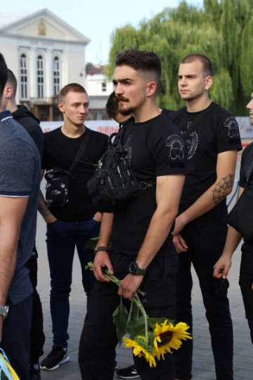 Із соняшниками в руках та зі сльозами на очах: як лучани вшанували пам’ять загиблих в АТО/ООС захисників України. ФОТО 