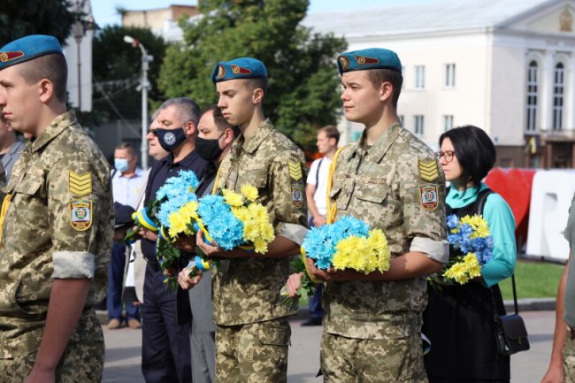 Із соняшниками в руках та зі сльозами на очах: як лучани вшанували пам’ять загиблих в АТО/ООС захисників України. ФОТО 