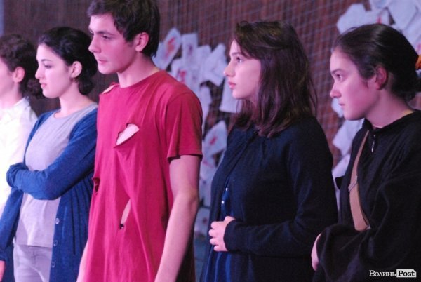 У Луцьку «Нова лінія» та спортзал стали театрами. ФОТО. ВІДЕО