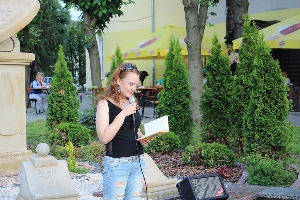 У центрі Луцька читали вірші. ФОТО