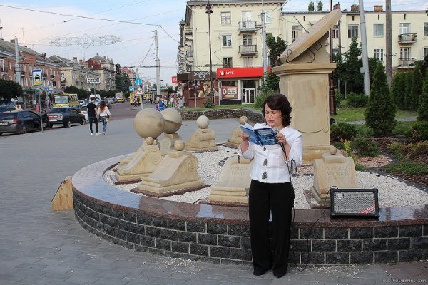 У центрі Луцька читали вірші. ФОТО