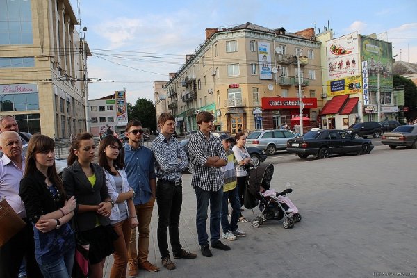 У центрі Луцька читали вірші. ФОТО