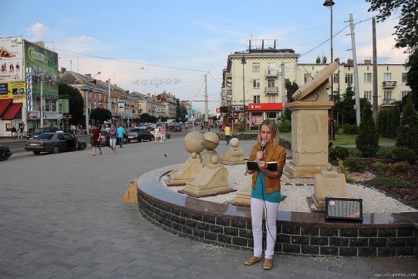 У центрі Луцька читали вірші. ФОТО