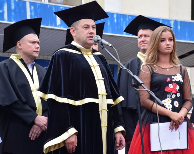 Випускники Луцького національного технічного університету вишу отримали дипломи. ФОТО