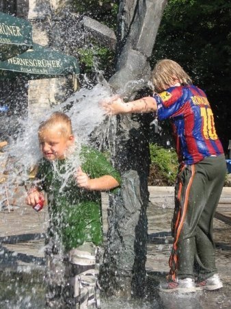 Літо, сонце, спека - молоді німці овіжаються у фонтані, біжу до них теж! 29.07.10, Німеччина, м.Халле. Автор – Олександр Алфьоров.
