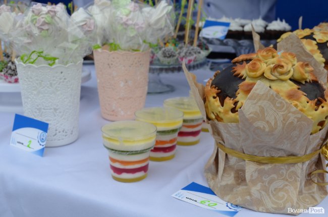 Від мініатюрних тістечок до величезних гойдалок: у центрі Луцька – свято професійної освіти. ФОТО