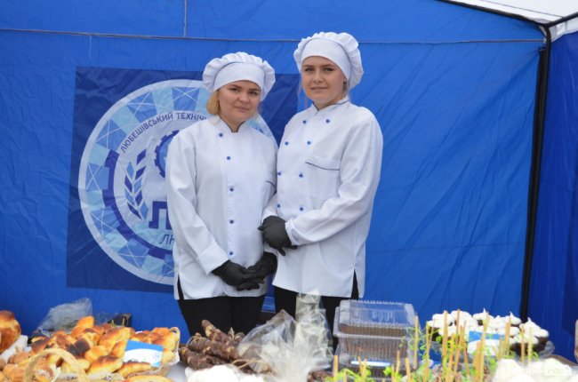 Від мініатюрних тістечок до величезних гойдалок: у центрі Луцька – свято професійної освіти. ФОТО