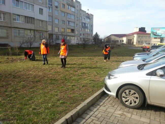 Весняна толока: працівники «ПортCitу» і «Там Таму» вийшли на суботник. ФОТО