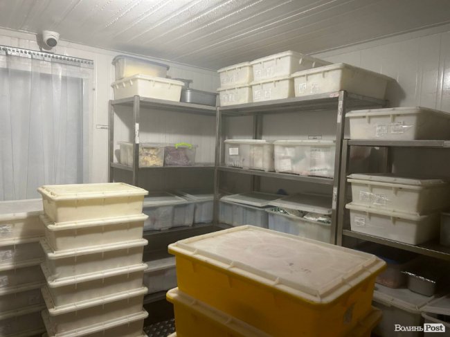 У яких умовах готують і зберігають їжу в «Пузатій хаті»: кухню ресторану показали зсередини. ФОТО