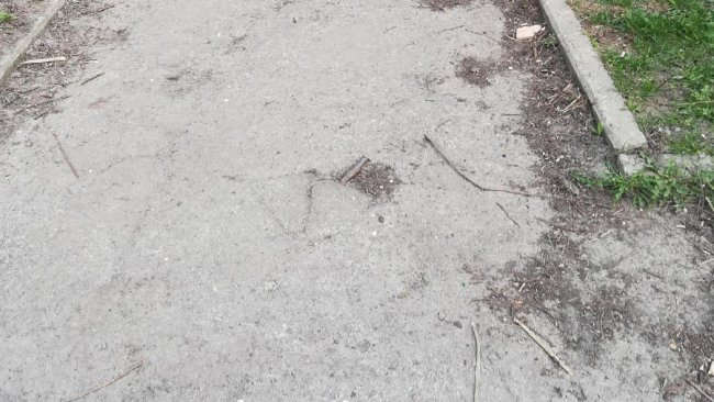 На пішохідній доріжці у Луцьку з-під асфальту стирчить металевий прут. ФОТО