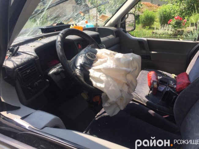 На Волині водій мінівена влетів у дерево. ФОТО