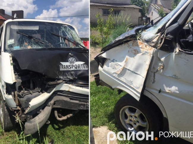 На Волині водій мінівена влетів у дерево. ФОТО