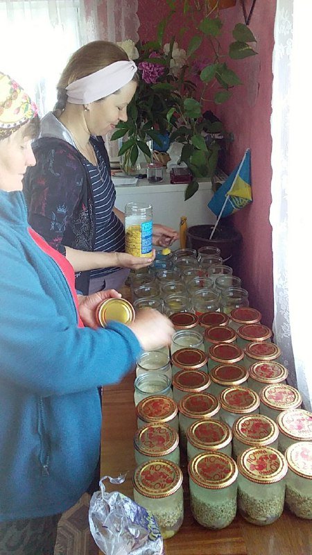 Годує воїнів і знімає ТіkТоk: чоловік з села на Волині передав для ЗСУ півтори тонни копченого м’яса