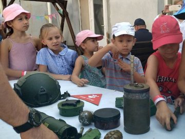 У Луцьку сапери навчали дітей розрізняти вибухонебезпечні предмети