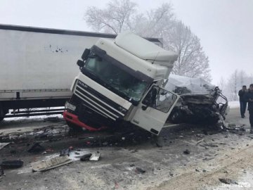 Смертельна аварія на Волині: лоб в лоб зіткнулися фура і «Газель»