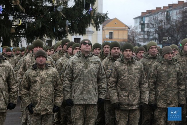 Нагороди, вітання та сльози щастя: у Володимирі урочисто зустріли воїнів 14-ї бригади. ФОТО. ВІДЕО