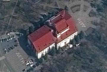 Навпроти драмтеатру в Маріуполі за 2 дні до ворожого бомбардування був напис «Діти»