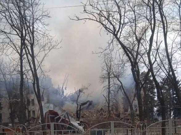 Навпроти драмтеатру в Маріуполі за 2 дні до ворожого бомбардування був напис «Діти»