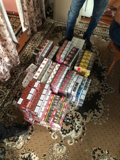 Прикордонники Луцького загону під час обшуків виявили склад з сигаретами та пальним. ФОТО