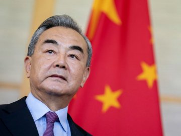 Китай відповів, чи постачає зброю до РФ