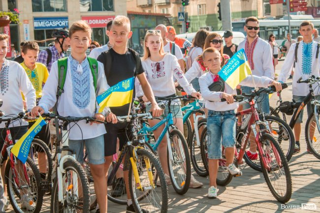 Усміхнені та у вишиванках: лучани розпочали святкування Дня Незалежності велопробігом. ФОТО