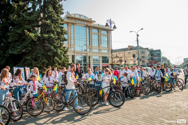 Усміхнені та у вишиванках: лучани розпочали святкування Дня Незалежності велопробігом. ФОТО