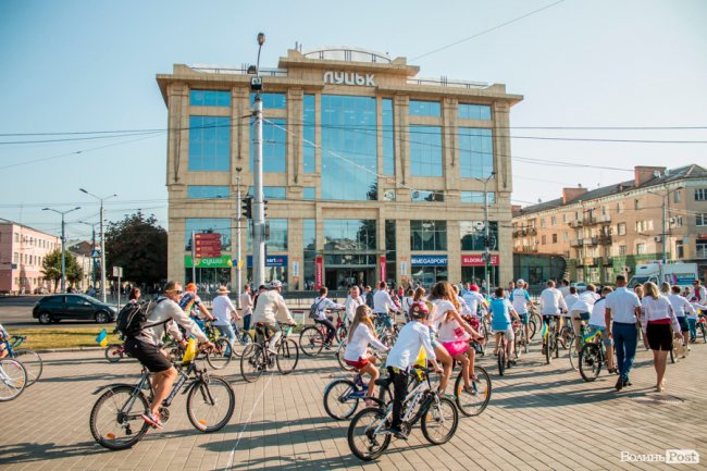 Усміхнені та у вишиванках: лучани розпочали святкування Дня Незалежності велопробігом. ФОТО