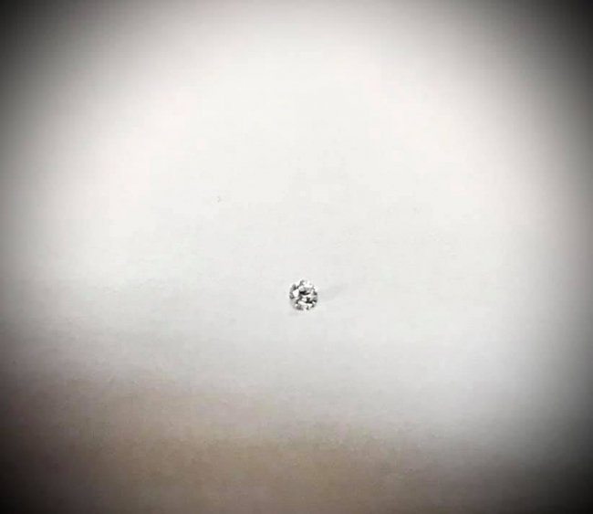 Діамантова посилка:  столичні митники виявили 23 дорогоцінні камені у пакунку з Індії. ФОТО