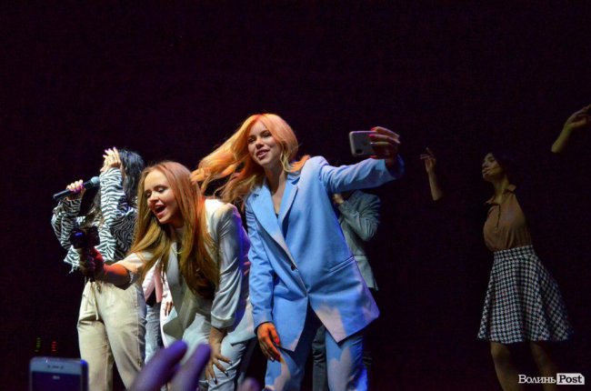 Актори серіалу «Школа» зустрілися з фанами у луцькому «Промені». ФОТО