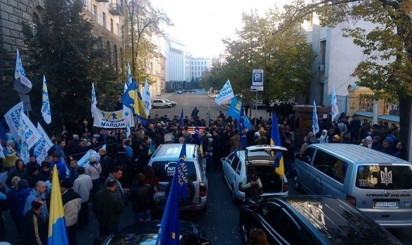 Автомайданівці запалили шини на Банковій. ФОТО