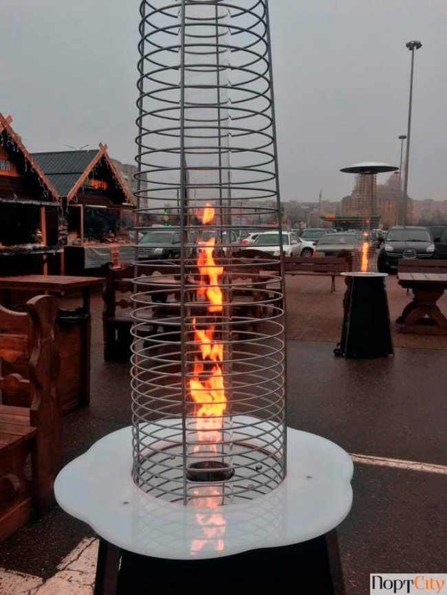 Святкові фотозони, глінтвейн і смаколики: поруч з ТРЦ «ПортCity» – новорічний ярмарок*