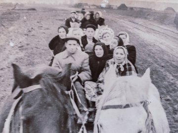 Світлина весільного кортежу на Волині 50-х років. РЕТРОФОТО