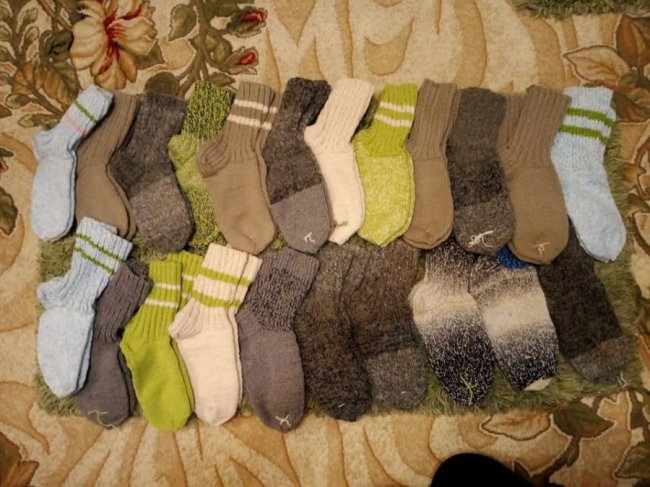 92-річна жителька села під Луцьком в'яже шкарпетки для українських воїнів 